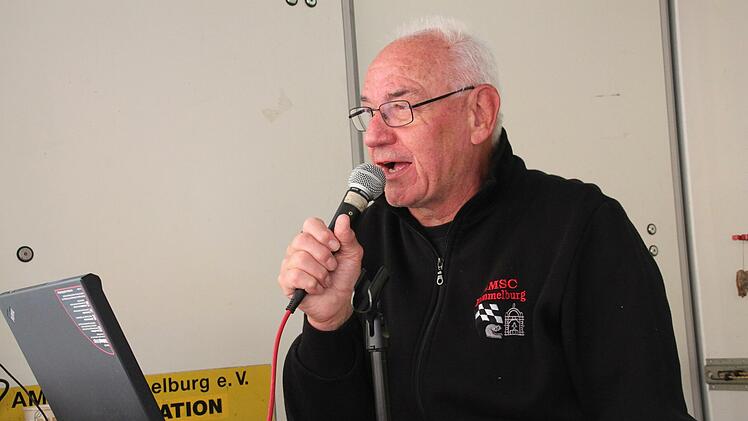 Karlheinz Franz vom AMSC Hammelburg stellte die Fahrzeuge und Fahrer vor. Foto: Kerstin Väth