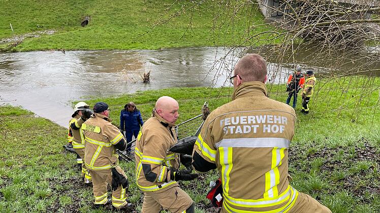 Großer Feuerwehreinsatz: Öl läuft in Saale
