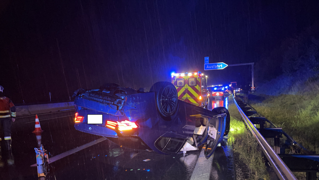 600-Ps-Auto landet bei Unfall auf A9 im Kreis Bayreuth auf Dach