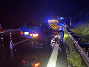 600-Ps-Auto landet bei Unfall auf A9 im Kreis Bayreuth auf Dach