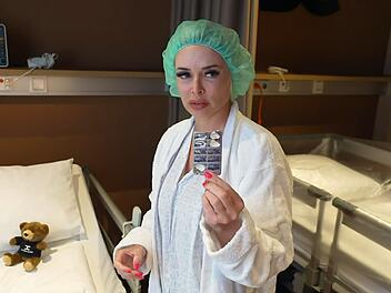 "Daniela Katzenberger" Wegen ihrer ausladenden Oberweite musste Daniela Katzenberger lange mit Kopf-, Schulter- und Rückenschmerzen leben.