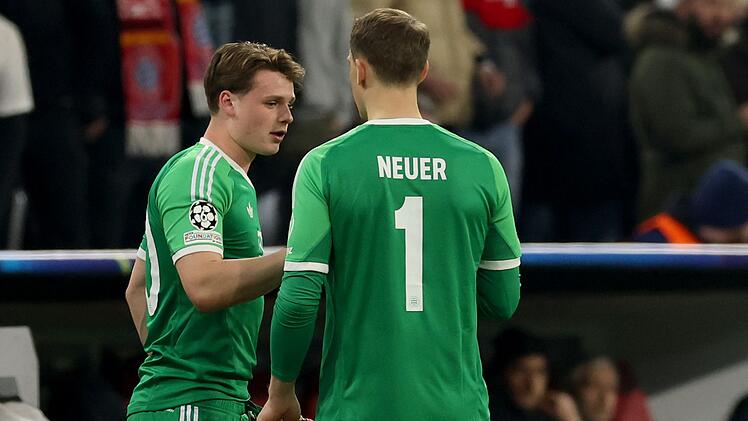 Jonas Urbig (links) soll bei Bayern M&uuml;nchen zur neuen Nummer eins aufgebaut werden - auch mithilfe der bisherigen Nummer eins Manuel Neuer.
