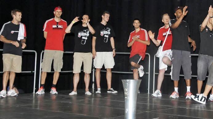 Das Meisterteam 2013: Gestern noch gemeinsam auf der Show-Tribüne bei der Fan-Party, heute starten einige schon in den Urlaub beziehungsweise fliegen in die Heimat.  Fotos: Bertram Wagner