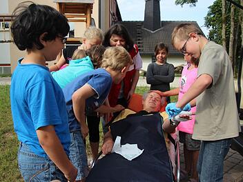 Die Schüler der vierten Klasse stellten ihr erworbenes Wissen an der Versuchsperson, Schulleiter Herbert Vetter, unter Beweis. Im Bild: Samuel Neubauer legt einen Verband an.  Foto: Veronika Schadeck