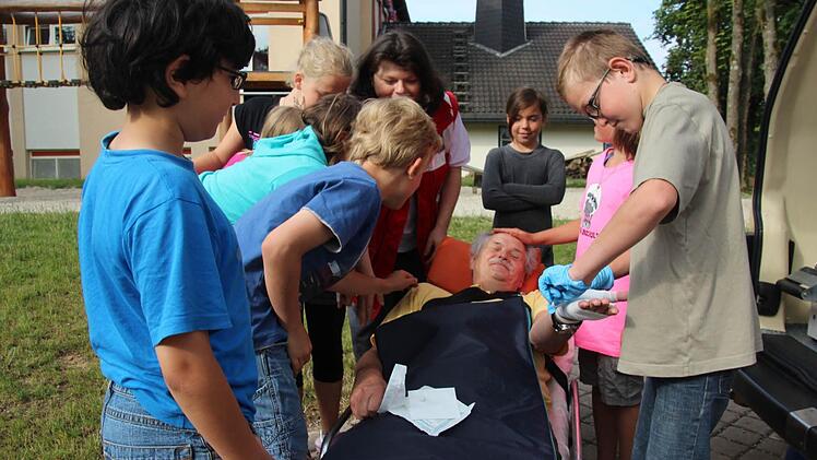Die Schüler der vierten Klasse stellten ihr erworbenes Wissen an der Versuchsperson, Schulleiter Herbert Vetter, unter Beweis. Im Bild: Samuel Neubauer legt einen Verband an.  Foto: Veronika Schadeck