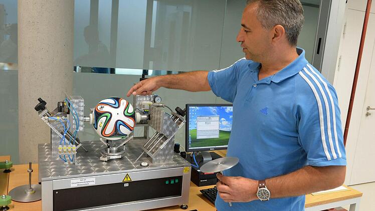3500 Punkte überprüfen die Rundheit des Fußballs.  Fotos: Ronald Rinklef