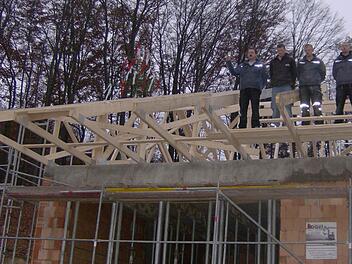 Richtspruch mit einem Glas Sekt auf dem neuen Bauhof Foto: Petra Malbrich
