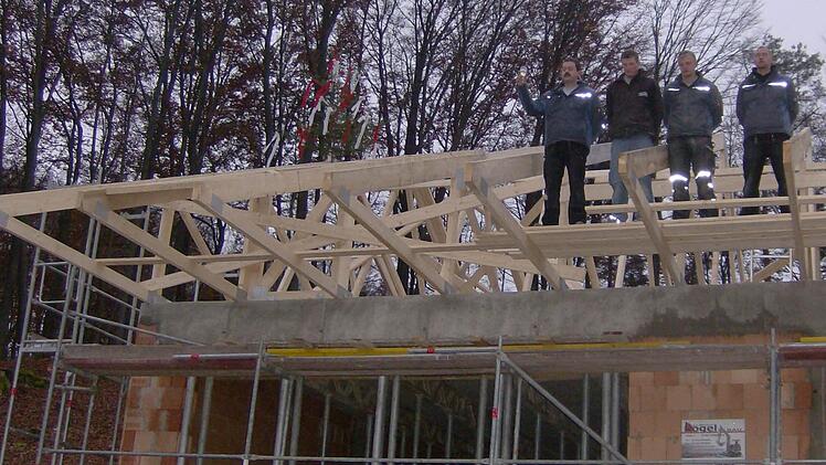 Richtspruch mit einem Glas Sekt auf dem neuen Bauhof Foto: Petra Malbrich