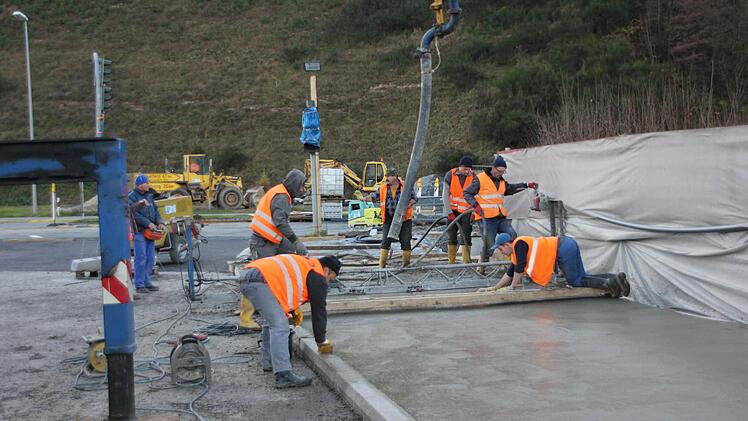 Der Geh- und Radweg wird betoniert.  Foto: Friedwald Schedel