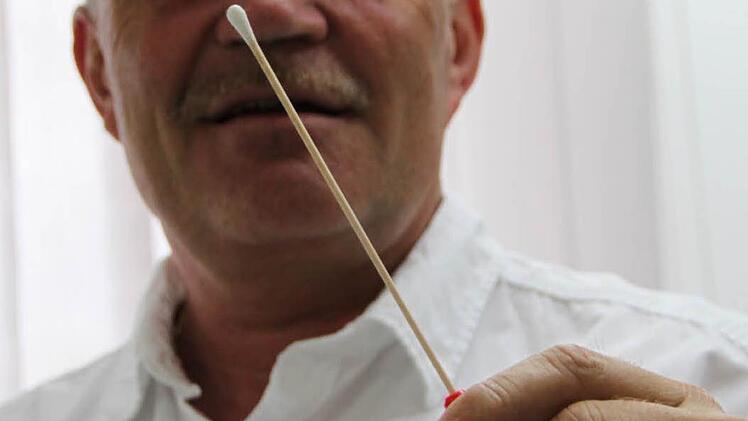 Das ist der alte Hase: Hauptkommissar Karlheinz Ottenweller. Mit so einem Stäbchen nimmt er zum Beispiel DNA-Spuren auf. Foto: Ulrike Müller