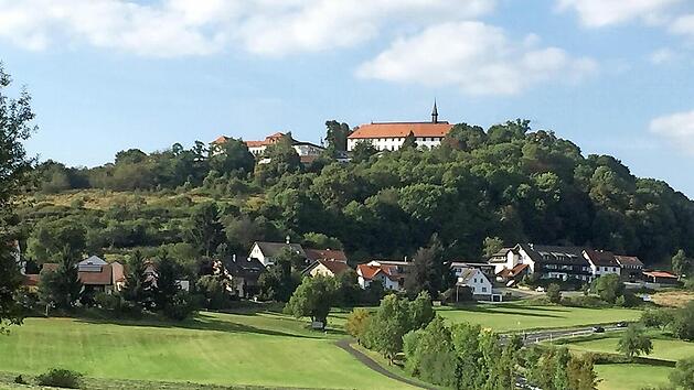 Die Wallfahrtskirche auf dem Volkersberg gr&uuml;&szlig;t weit hinein in das rh&ouml;ner Land. Foto: Arnold Brust
