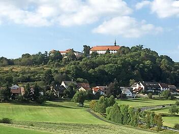 Die Wallfahrtskirche auf dem Volkersberg gr&uuml;&szlig;t weit hinein in das rh&ouml;ner Land. Foto: Arnold Brust
