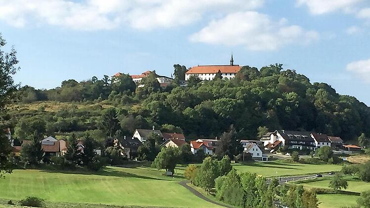 Die Wallfahrtskirche auf dem Volkersberg gr&uuml;&szlig;t weit hinein in das rh&ouml;ner Land. Foto: Arnold Brust