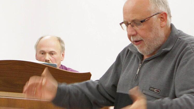 Chorprobe in der Musikschule: Die beiden Kantoren Dieter Blum (als Corepetitor am Flügel) und Dekanatskantor Markus Wollmann bei der Probenarbeit. Foto: Thomas Dill