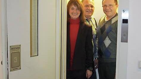 Der Weg für ein barrierefreies Rathaus ist geebnet: Bürgermeisterin Christine Frieß, Behindertenbeauftragter Wolfgang Sievert und Geschäftsleiter Sven Dietel passen gerade so in den Aufzug aus dem Jahr 1979 - ein Rollstuhlfahrer hätte keine Chance. Foto: Katrin Huber