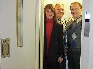 Der Weg f&uuml;r ein barrierefreies Rathaus ist geebnet: B&uuml;rgermeisterin Christine Frie&szlig;, Behindertenbeauftragter Wolfgang Sievert und Gesch&auml;ftsleiter Sven Dietel passen gerade so in den Aufzug aus dem Jahr 1979 - ein Rollstuhlfahrer h&auml;tte keine Chance. Foto: Katrin Huber