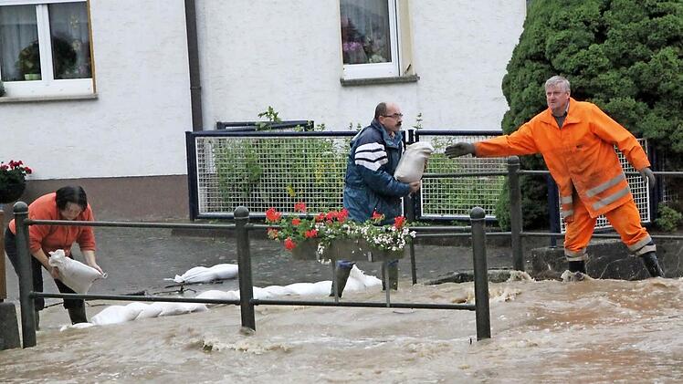 Der Kelbach flutete am 17. Juni nach heftigem Regen die Ortsstraßen von Prächting. Gemeindearbeiter und Feuerwehrleute halfen den Anwohnern, ihre Anwesen mit Sandsäcken zu sichern.  Foto: Matthias Einwag
