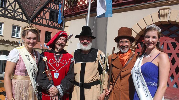 Eingerahmt von Majestäten: Korbstadtkönigin Maria (links) und Thermenkönigin Katharina zeigen sich hier drei Staffelsteiner Herren als Ritter, Adam Ries(e) und Joseph Victor von Scheffel gekleidet. Foto: Matthias Einwag