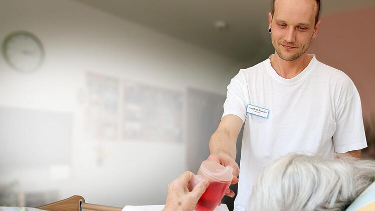 Altenpfleger Stephan Richter liebt seinen Beruf und kümmert sich mit Hingabe um die ihm anvertrauten Bewohner im Mainleuser   Stift. Foto: Dagmar Besand