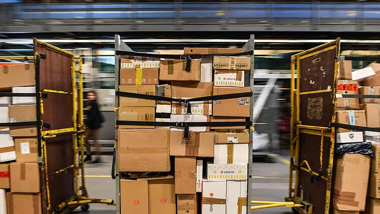 Wo ist mein Paket, nachdem mich der Bote zu Hause nicht angetroffen hat? Der Paketnavigator hilft - mit Hindernissen. Patrick Pleul/dpa