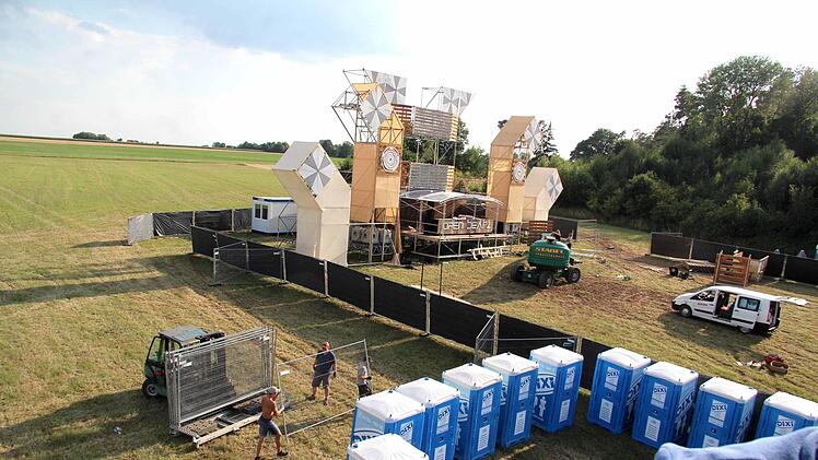 Der Festival-Aufbau ist eine logistische Herausforderung.   Foto: Richard Sänger