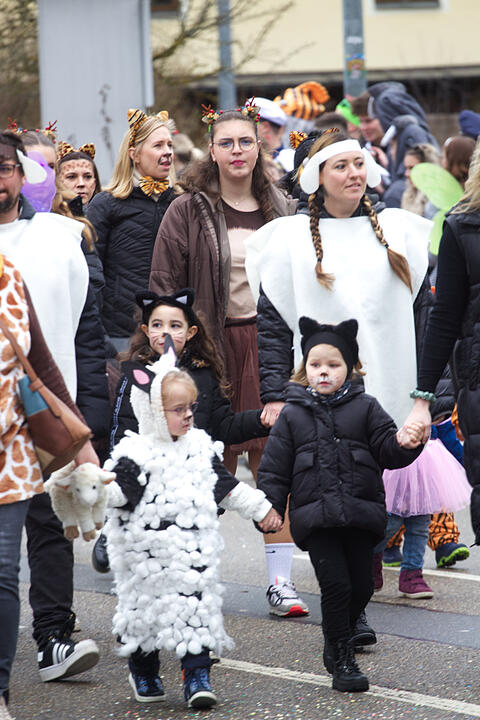 Bunter Zug durch die Straßen mit Finale am Marktplatz