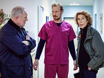 "Wenn wir mehr Personal h&auml;tten, w&auml;re er nicht ertrunken." Moritz Eisner (Harald Krassnitzer, links) und Bibi Fellner (Adele Neuhauser) lassen sich von Chef-Pfleger Horst Windisch (Michael Edlinger) die angespannte Situation im Altersheim erkl&auml;ren.