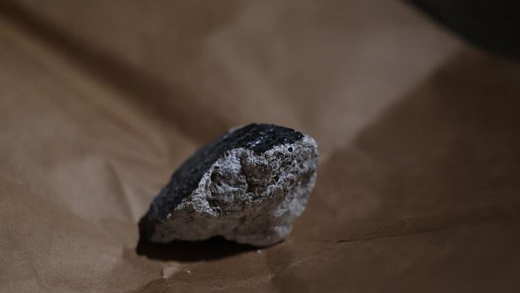 Meteorit schl&auml;gt in Hausdach ein