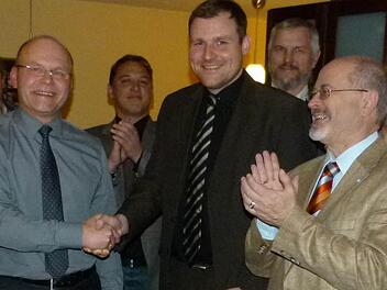 Der Vorsitzende des CSU-Ortsverbands, Marcus Werner (links) gratuliert dem Bürgermeisterkandidaten Martin Mittag. Beifall gab es unter anderem von MdLJürgen W. Heike (rechts). Foto:Lothar Weidner