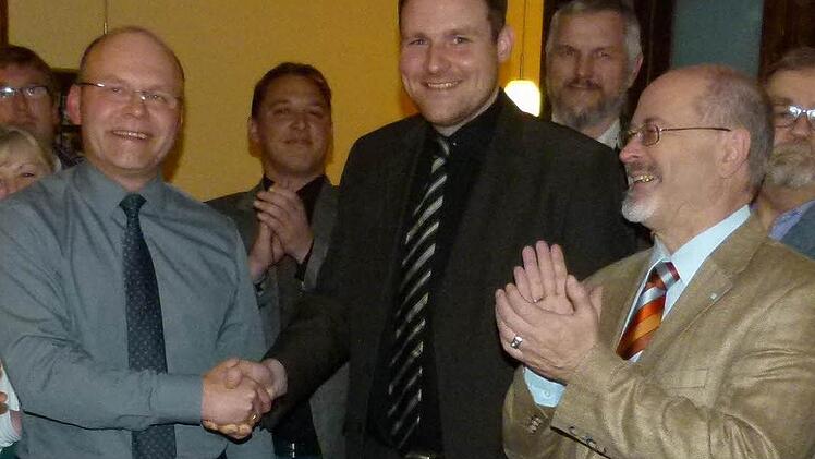 Der Vorsitzende des CSU-Ortsverbands, Marcus Werner (links) gratuliert dem Bürgermeisterkandidaten Martin Mittag. Beifall gab es unter anderem von MdLJürgen W. Heike (rechts). Foto:Lothar Weidner