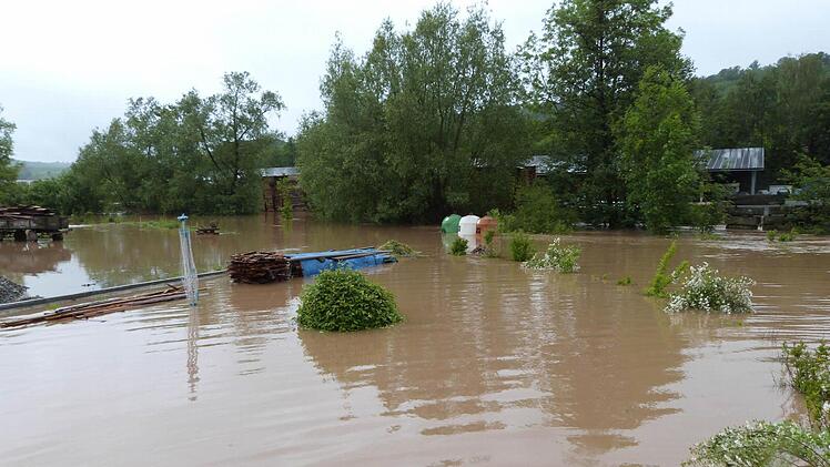 "Land unter" hieß es auch in Wustviel (Gemeinde Rauhenbrach im Steigerwald), wo die Rauhe Ebrach über die Ufer getreten war.