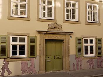 Das Sorgenkind ist gerettet: Das Haus Hinterm Marstall 3 wurde komplett saniert und erhält eine Medaille. Fotos: Ulrike Nauer