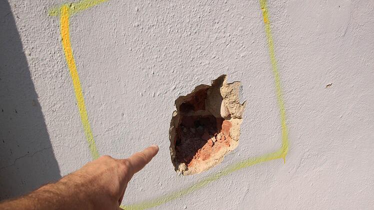 Ein Umweltingenieur nahm Materialproben; er erstellte ein Gutachten, um alle Abfallmaterialien fachgerecht entsorgen zu können.