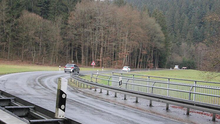 Diese Kurverei zuerst nach rechts und dann scharf nach links um die Felsnase herum - zwischen der Kremnitzbrücke und der Felsmühle - soll bald der Vergangenheit angehören. Die Straßenbauer wollen nach der Brücke geradewegs durch den Felsblock durch. Der Forst ist dagegen, weil Bodenschutzwald abgeholzt werden müsste.  Fotos: Friedwald Schedel