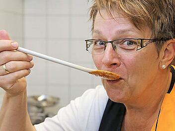 Unsere Kantinenköchin Gertrud Hamatschek schwingt täglich den Kochlöffel. Sie können das bei unserem Kochduell am 9. Juni.  Foto: Barbara Herbst