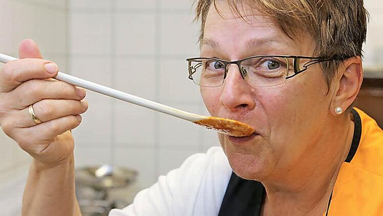 Unsere Kantinenköchin Gertrud Hamatschek schwingt täglich den Kochlöffel. Sie können das bei unserem Kochduell am 9. Juni.  Foto: Barbara Herbst