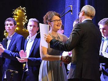 Höhepunkt des Abends: Schulleiter Joachim Schwigon übergibt die Zeugnisse.  Fotos: Björn Hein