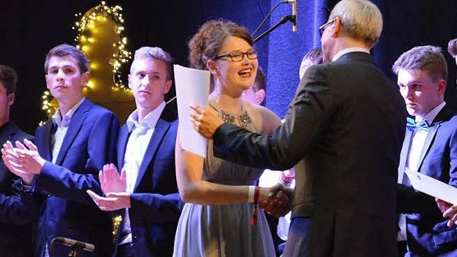 Höhepunkt des Abends: Schulleiter Joachim Schwigon übergibt die Zeugnisse.  Fotos: Björn Hein