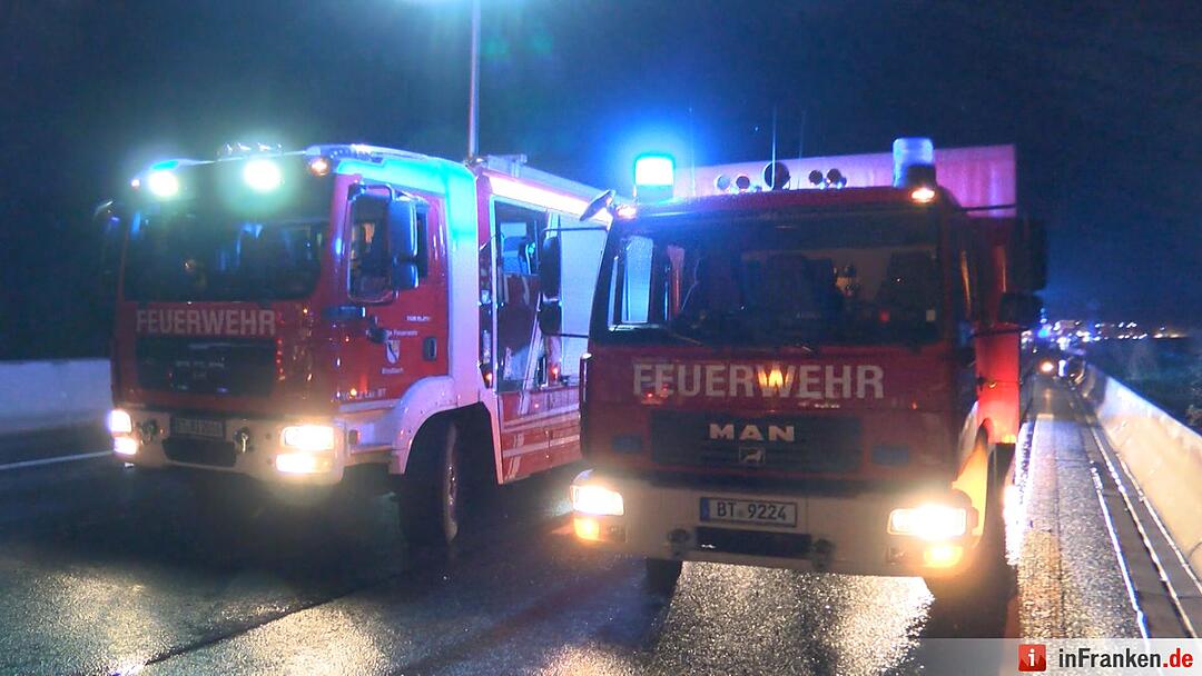Sattelzug kracht auf der A9 in Beton-Leitplanke