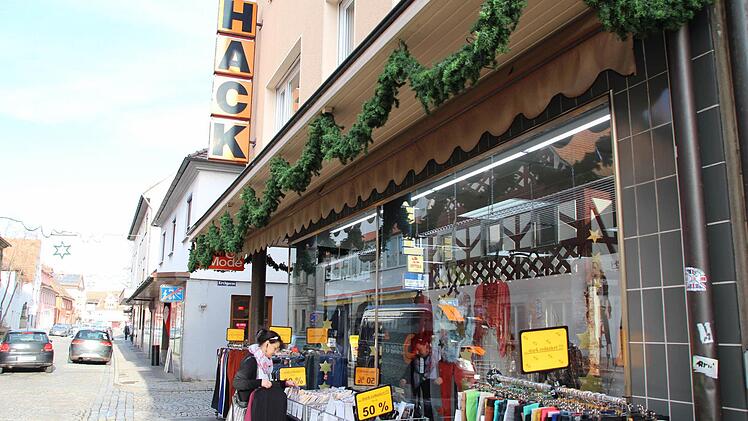 Das traditionsreiche Textilgeschäft in der Höchstadter Hauptstraße wird verschwinden. Foto: Andreas Dorsch