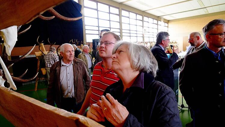 Besucher der Hegeschau in Thulba betrachten Geweihe. Foto: Gerd Schaar