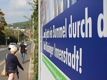 Ein Plakat von Pro Bad Kissingen lädt zum Stadtbummel ein. Seit einem Jahr ist die Werbegemeinschaft ohne gewählte Führung.  Foto: Benedikt Borst