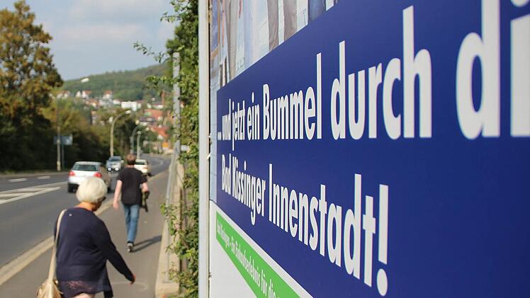 Ein Plakat von Pro Bad Kissingen lädt zum Stadtbummel ein. Seit einem Jahr ist die Werbegemeinschaft ohne gewählte Führung.  Foto: Benedikt Borst