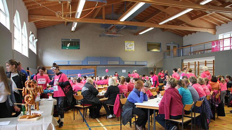 Jährlich am 3. Oktober laufen in Bad Brückenau Frauen zugunsten der Brustkrebsvorsorge. Foto: Ulrike Müller