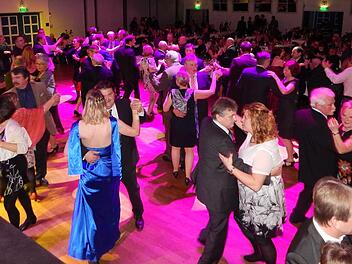 Großartig war die Stimmung beim Kulmbacher Bauernball, und auf dem  Tanzparkett herrschte gedrängte Enge. Foto: Horst Wunner