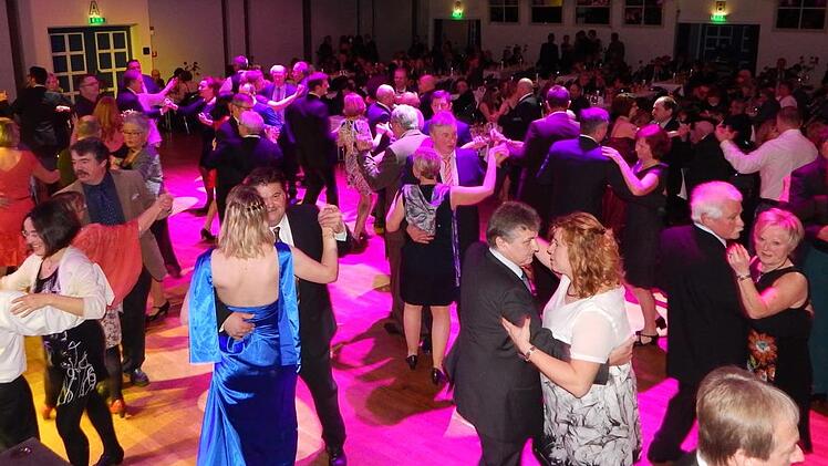 Großartig war die Stimmung beim Kulmbacher Bauernball, und auf dem  Tanzparkett herrschte gedrängte Enge. Foto: Horst Wunner