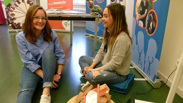 Am symbolischen Lagerfeuer warteten die Pfadinderinnen Katharina Hartmann (links) und Lisa Feuerpfeil auf Besucherinnen.     Marion Krüger-Hundrup