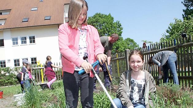 Samia (10) M&uuml;ller kam nicht alleine zur "Zamm geht's"-Aktion im Mainleuser Schulgarten, sondern sie hat sich ihre gro&szlig;e Schwester Leonnie (14) mitgebracht. Beide arbeiten auch zu Hause gerne im Garten
