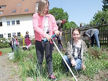 Samia (10) M&uuml;ller kam nicht alleine zur "Zamm geht's"-Aktion im Mainleuser Schulgarten, sondern sie hat sich ihre gro&szlig;e Schwester Leonnie (14) mitgebracht. Beide arbeiten auch zu Hause gerne im Garten