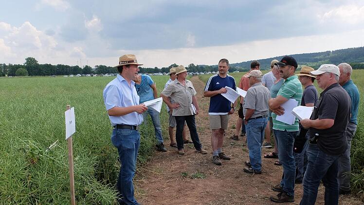Im Wiesengrund in Burglauer konnten die Landwirte und Besucher die Besichtigungsfl&auml;chen in Augenschein nehmen. Dabei wurde fachkundig auf die Vor- und Nachteile der einzelnen Sorten eingegangen.  Foto: Bj&ouml;rn Hein